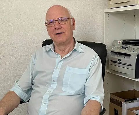 Der Physiotherapeut behandelt die Patientin an der Schulter